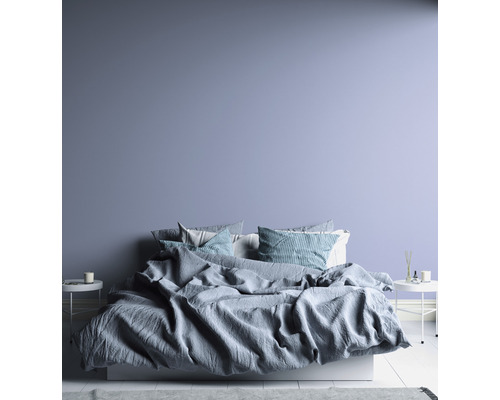 Schlafzimmer mit Bett, Bettwäsche und Nachttischen