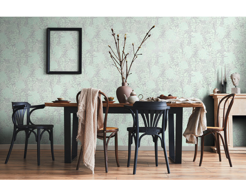 Esstisch mit Stühlen vor gemusterter Tapete in einem Esszimmer