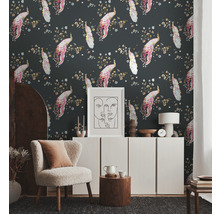Salon avec papier peint à motifs, fauteuil et commode pour un intérieur élégant