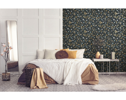 Schlafzimmer mit Bett, Spiegel und floraler Tapete