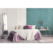 Chambre avec papier peint floral, lit, miroir et table de chevet