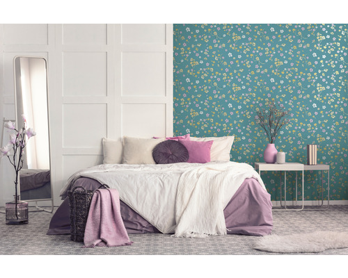 Schlafzimmer mit floraler Tapete, Bett, Spiegel und Nachttisch