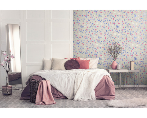 Helles Schlafzimmer mit Bett, Nachttisch und blumiger Tapete