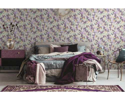 Schlafzimmer mit Bett, Nachttisch und blumiger Tapete für eine ruhige Atmosphäre