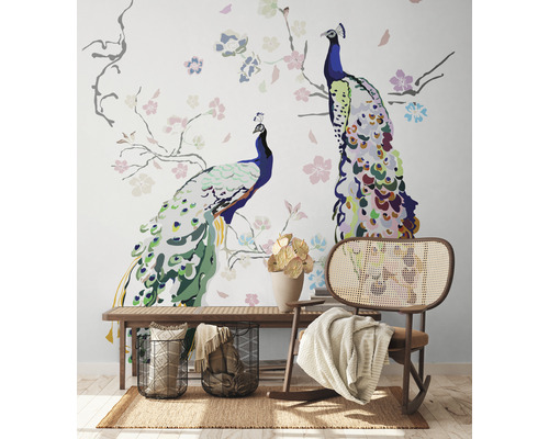 Raum mit Pfauentapete, Bank, Stuhl und Dekoration
