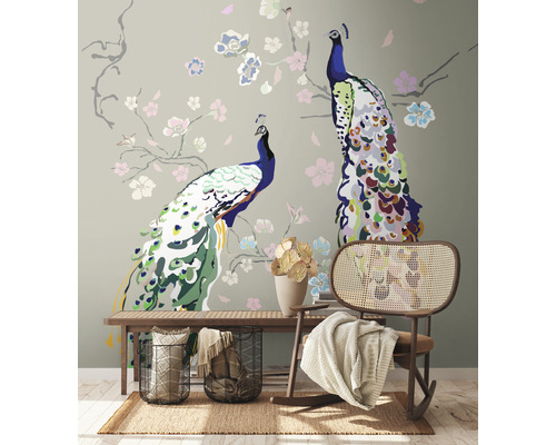 Décoration murale décorative avec des paons et des motifs floraux dans un espace élégant