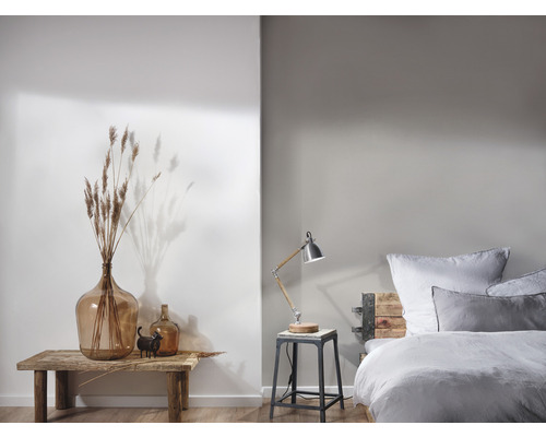 Schlafzimmerdekoration mit Glasvasen, Tischlampe und Bett