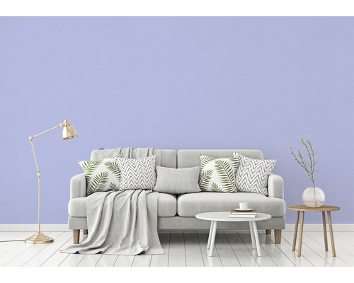 Wohnzimmer mit grauem Sofa, Kissen, Decke, Tisch, Stehlampe und Dekoration