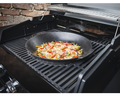 Wok mit Gemüse auf einem Grill