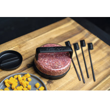 Enders Burgerpresse mit Fleisch und Burgerbrandeisen auf einem Holzbrett