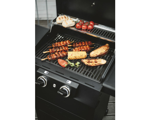 Gril à gaz avec brochettes, épis de maïs et légumes grillés