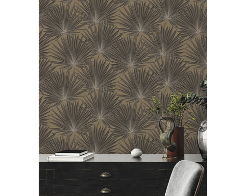 Dekorative Tapete mit grafischem Palmenmuster in einem Innenraum