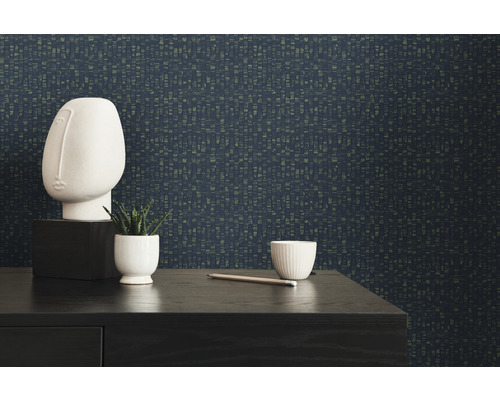 Nahaufnahme eines dekorierten Tisches vor einer strukturierten Tapete.