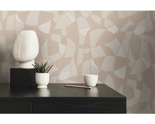 Szene mit gemusterten Tapeten, Dekorationen und einem Schreibtisch