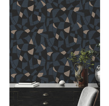 Zimmer mit gemusterter Tapete in geometrischem Design