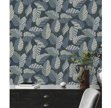 Szene mit gemusterten Tapeten mit Blattmotiven, Kommode, Dekoration und Stuhl