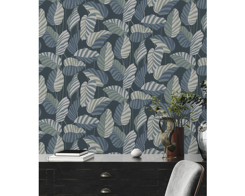 Szene mit gemusterten Tapeten mit Blattmotiven, Kommode, Dekoration und Stuhl