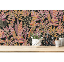 Zimmer mit einer Wandtapete mit Blätterdesign