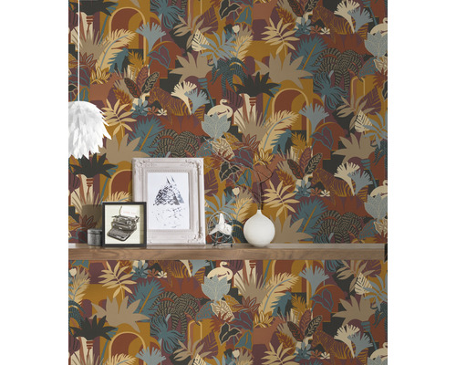 Scène avec du papier peint à motifs jungle, une étagère avec des éléments décoratifs tels que des cadres photo, un ventilateur et un vase à fleurs