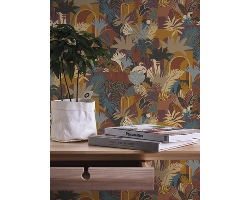 Gros plan d''un mur avec du papier peint jungle, une table en bois avec une plante en pot et deux livres