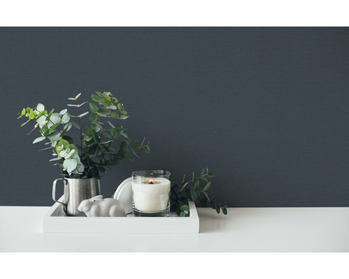 Plateau de décoration avec bougie, figurine de lapin et eucalyptus dans un pichet