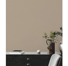 Espace de vie décoratif avec commode, jardinières et éléments de décoration.