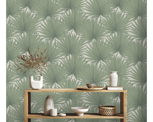Wohnraum mit Wandtapete mit Palmenblattmuster und Holzregal mit Dekoration