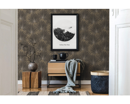 Wohnraum mit gemusterter Tapete, Kommode und Dekoration