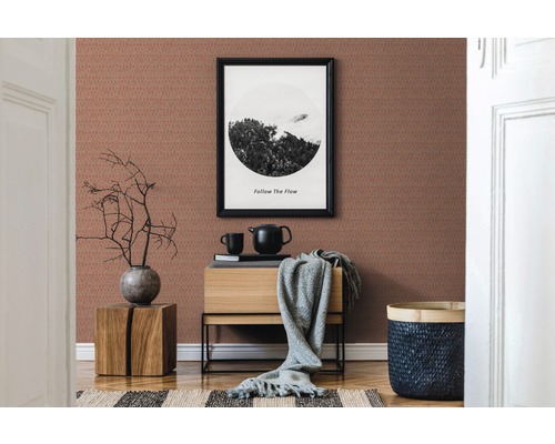 Dekoratives Wohnzimmer mit gemusterter Tapete, Holzmöbeln und einem gerahmten Bild