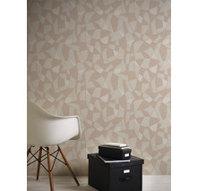 Tapete mit geometrischem Muster im Interieur mit Stuhl und Aufbewahrungsboxen