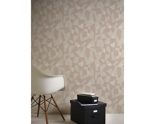 Tapete mit geometrischem Muster im Interieur mit Stuhl und Aufbewahrungsboxen