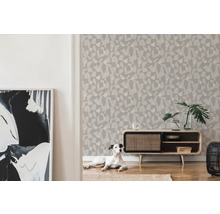Wohnzimmer mit gemusterter Tapete, Kommode und Hund