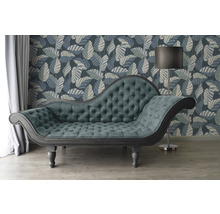 Szene mit einer Chaiselongue, einer Stehlampe und einer floralen Tapete.