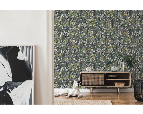 Intérieur avec papier peint botanique, commode et décoration