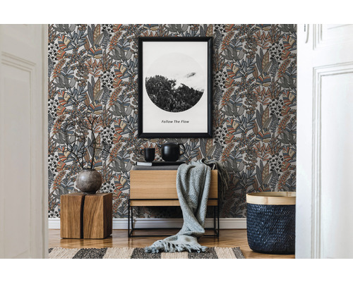 Szene mit gemusterten Tapeten, Beistelltisch und dekorativen Elementen für den Innenbereich