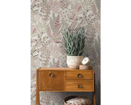 Tapete mit Blättermuster, Holzkommode mit Dekorationen und Korb
