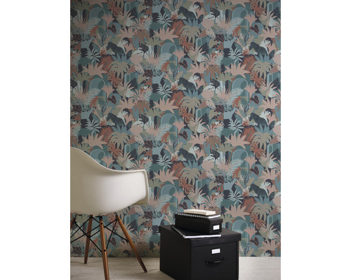 Pièce avec papier peint sur le thème de la jungle, chaise et boîtes de rangement