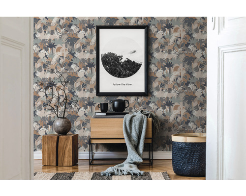 Vue d''une pièce avec papier peint à motifs, commode, décoration et accessoires d''intérieur pour un intérieur élégant