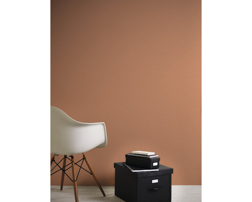 Raumansicht mit Stuhl und Aufbewahrungsboxen vor einer Wand