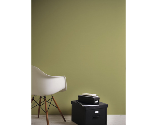 Zimmer mit gestrichener Wand, Stuhl und Aufbewahrungsboxen