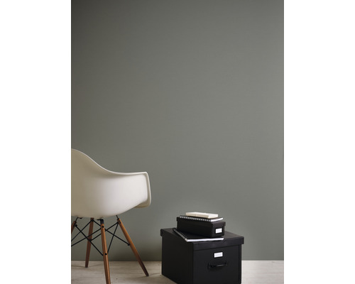 Zimmeransicht mit Stuhl und schwarzen Aufbewahrungsboxen.