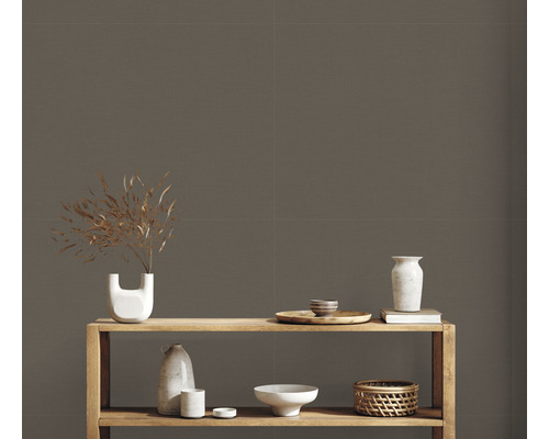 Wandfliesen im Interieur mit Holzregal und Dekoration