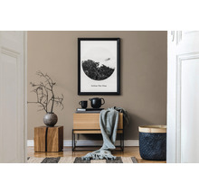 Pièce décorative avec commode, photo encadrée, panier et tabouret en bois.
