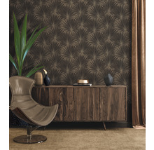 Dekorative Wohnraumgestaltung mit gemusterter Tapete, Sideboard und Sessel