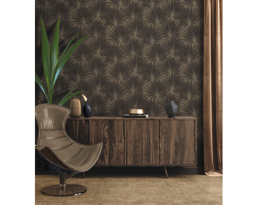 Dekorative Wohnraumgestaltung mit gemusterter Tapete, Sideboard und Sessel