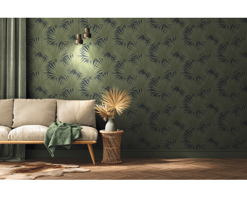 Wohnzimmer mit gemusterter Tapete, Sofa und Beistelltisch