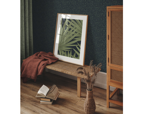 Dekoratives Wohnzimmer mit Sitzbank, Wandbild, Decke, Bücherstapel und Schrank