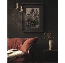 Wohnzimmer mit gerahmtem botanischem Druck über einem Sofa und einem Beistelltisch mit Vase
