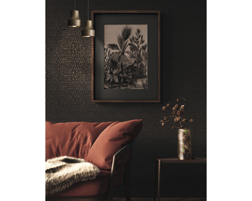 Wohnzimmer mit gerahmtem botanischem Druck über einem Sofa und einem Beistelltisch mit Vase