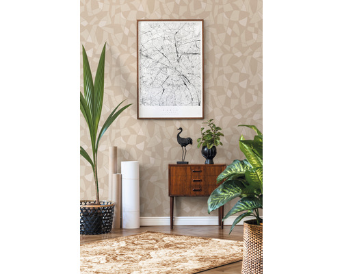 Dekorative Tapete in einem Zimmer mit Kommode, Zimmerpflanzen und Teppich.